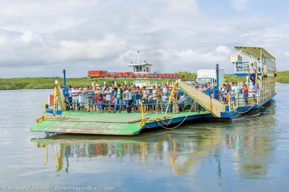 Imagem da chegada de uma balsa em Arraial D`Ajuda.